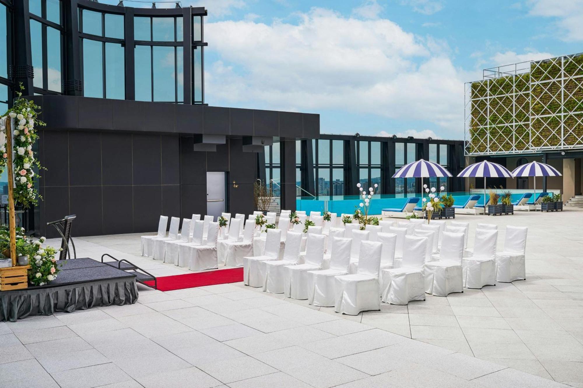 Le Meridien Taichung Exterior photo The rooftop pool at the hotel