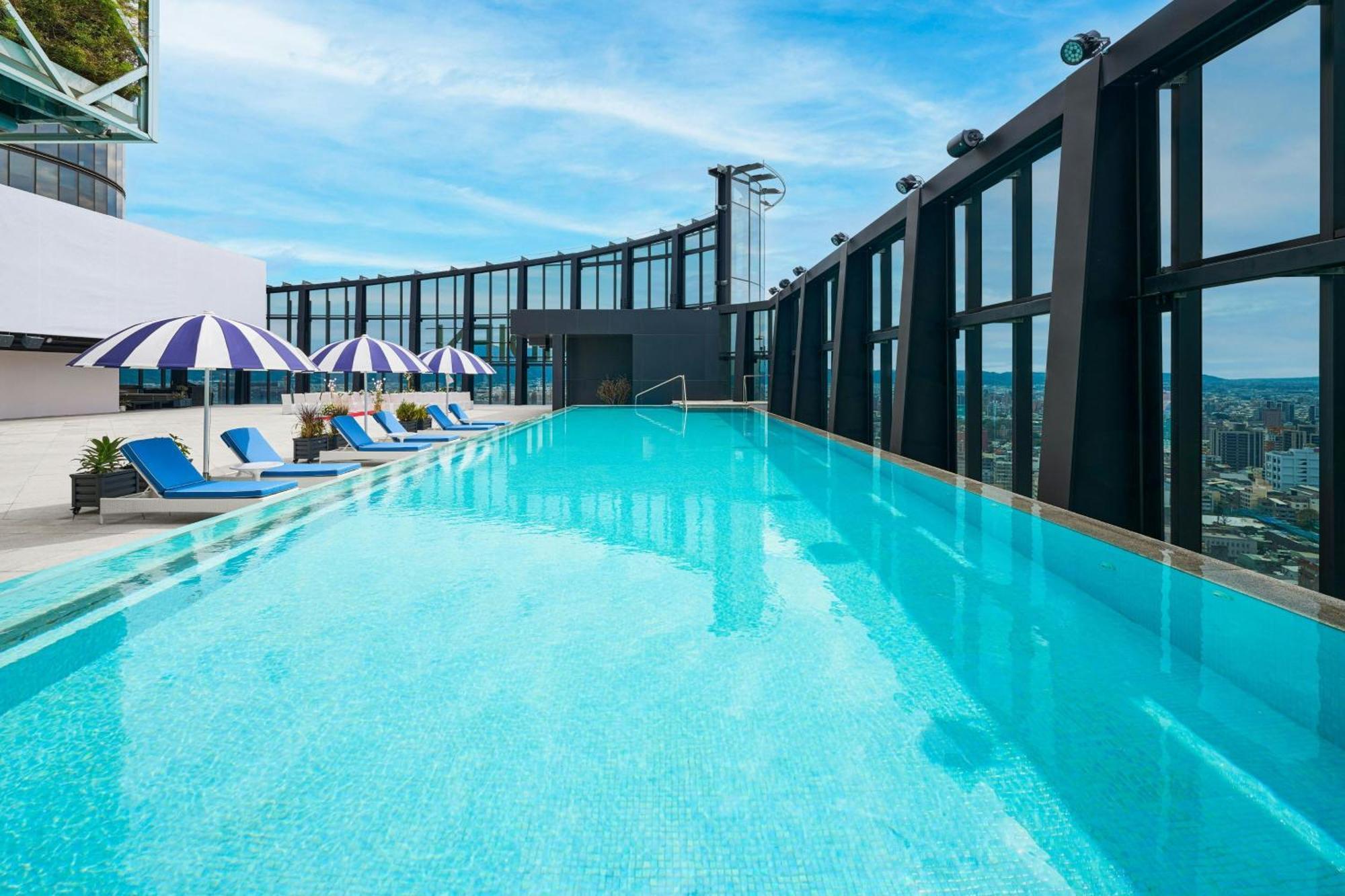 Le Meridien Taichung Exterior photo The rooftop pool at the hotel